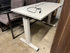 Elektriskt ställbart bord